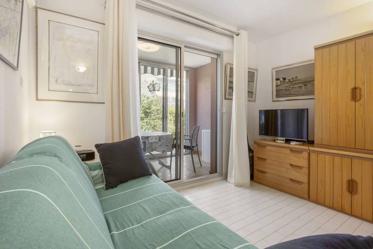 Rental apartment with pool, terrace & garden — photo 3