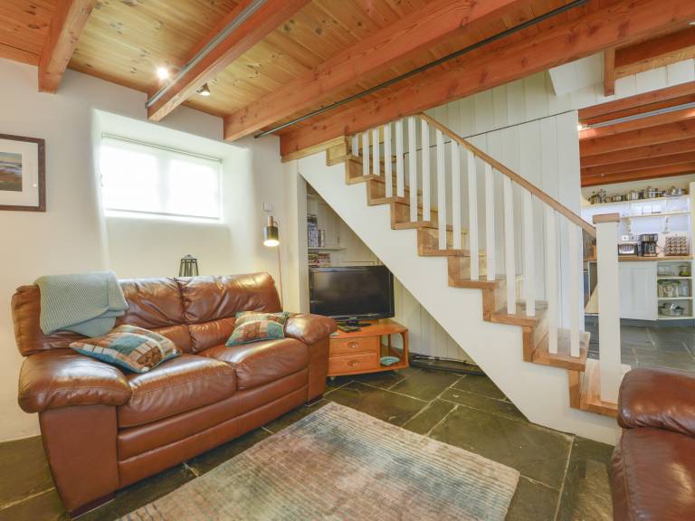 Cottage with yard — photo 3