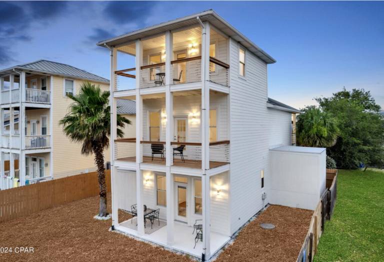 Child-friendly vacation home with yard, barbecue & patio | Beach view | Close to the beach | Dogs allowed — photo 3