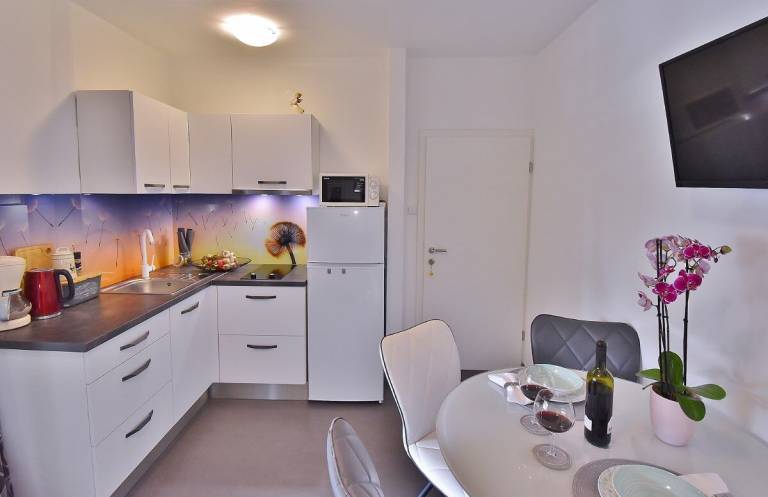 Holiday apartment with terrace, garden & BBQ | Garden view — photo 5