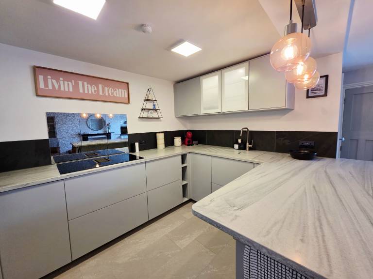 Luxury Gem apartment for 4: 2 Ensuite Bedrooms, close to weddings, beach and quay — photo 3