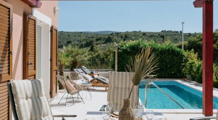 Villa with pool — photo 3
