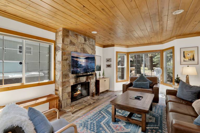 Family-oriented nice cabin with grill & jacuzzi | Lake view | Dogs allowed — photo 2