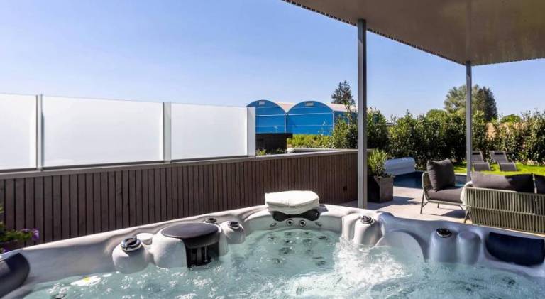 Lovely vacation home with yard, jacuzzi & private pool | Pets allowed — photo 4