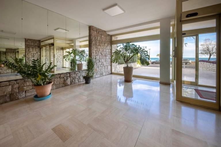 06B - Beautiful apartment with terrace sea view — photo 5
