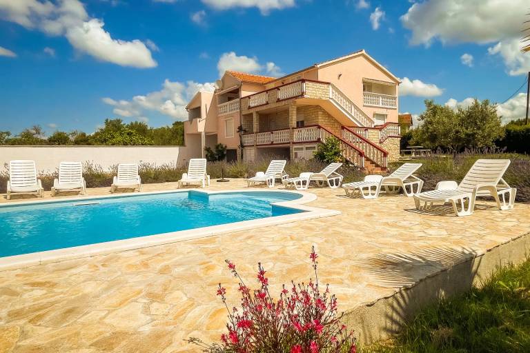 Vila Zagrad, Benkovac