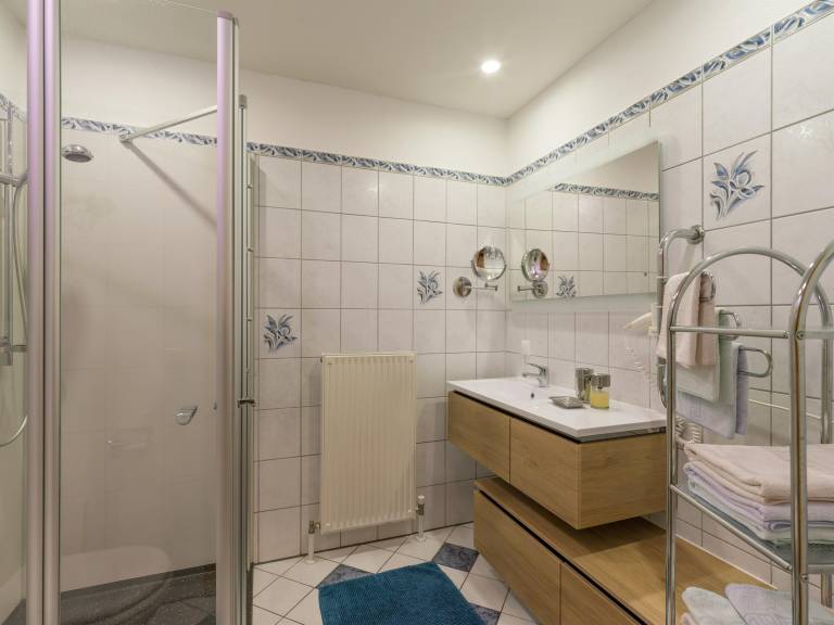 Rental apartment with patio, garden & BBQ | Lake view — photo 2