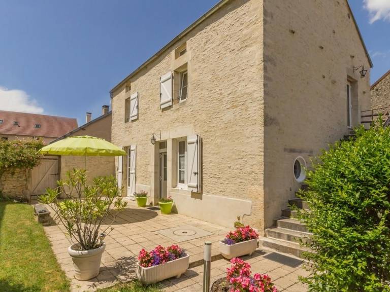 Cottage with barbeque in Dijon
