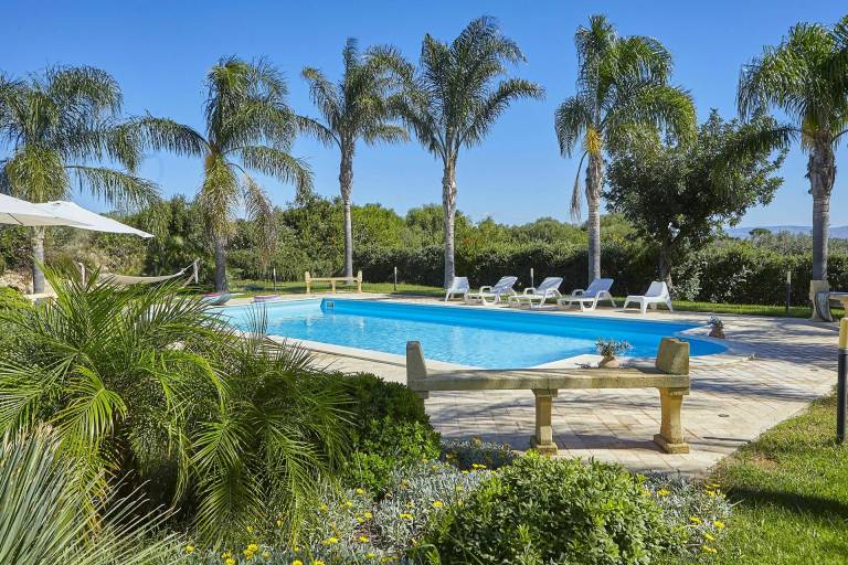 Family-oriented charming villa with BBQ, patio & private pool | Pets allowed — photo 4