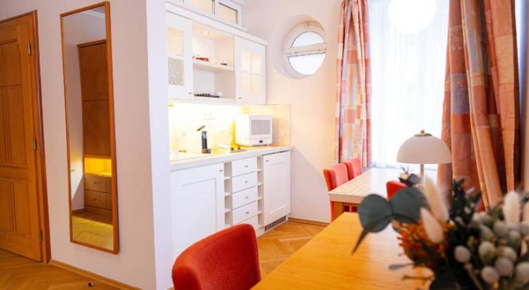 Apartment with garden & patio — photo 2