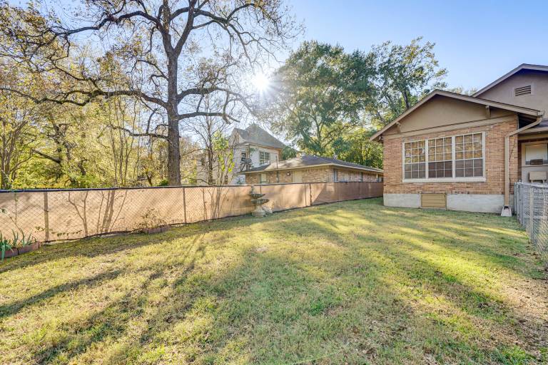 < 1 Mi to Dtwn Texarkana: Couple's Retreat w/ Yard — photo 3