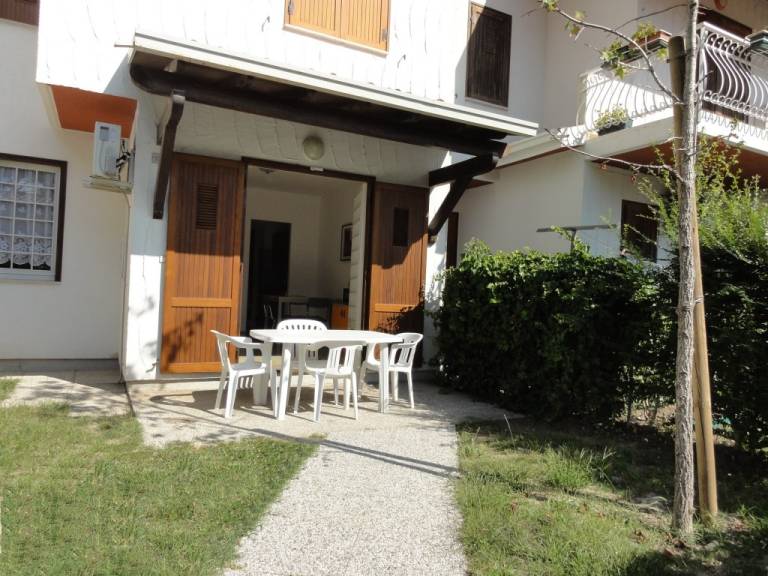 Holiday apartment with yard — photo 3