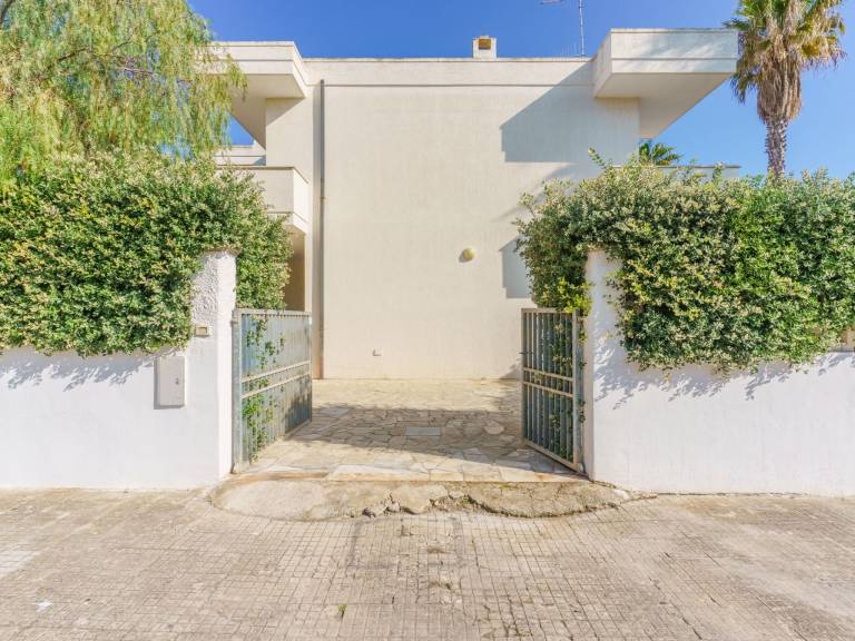 House with terrace, grill & yard | Beach nearby | Pets allowed — photo 4