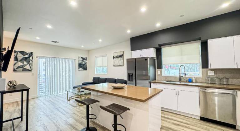 Spacious vacation home | Perfect for remote work | Dogs allowed — photo 3