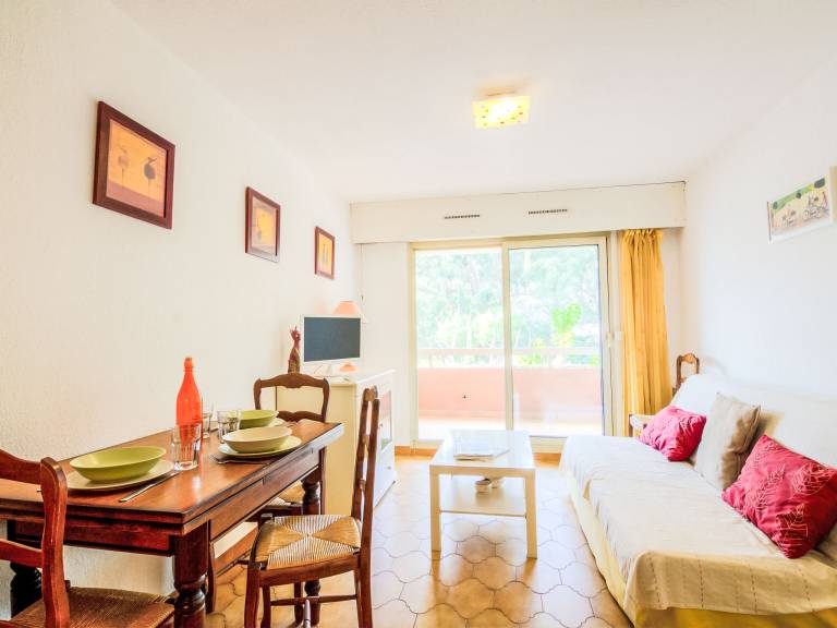 Rental apartment with patio — photo 4
