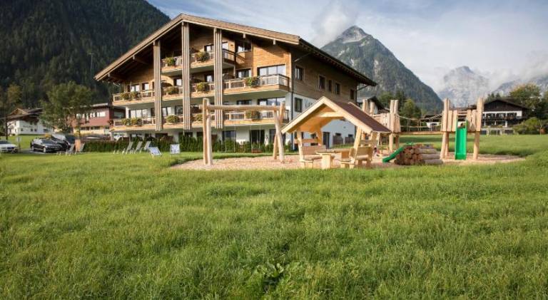Beautiful serviced apartment with garden, pool & patio | Ski nearby | Pet-friendly in Eben am Achensee