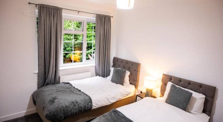 Conyngham Villa, Luxury Detached House, 6 Beds, 4BR, Large garden, Parking - Sleeps 8 — photo 2