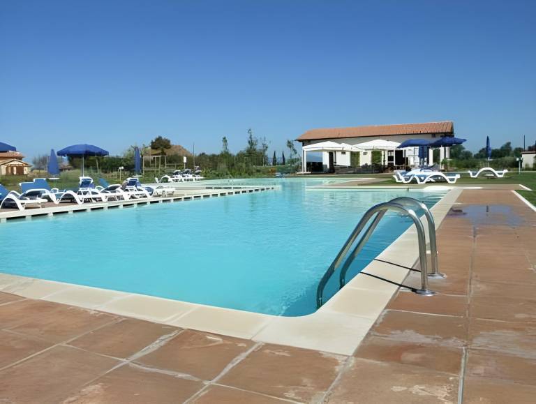 Serviced apartment with terrace, pool & garden in Grosseto