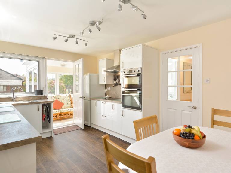 Family-oriented cottage with grill & yard | River view | Dogs allowed — photo 5