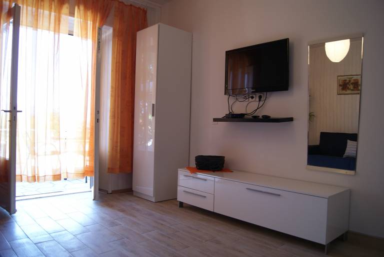 One bedroom apartment with terrace and sea view Jelsa, Hvar (A-15348-b) — photo 3