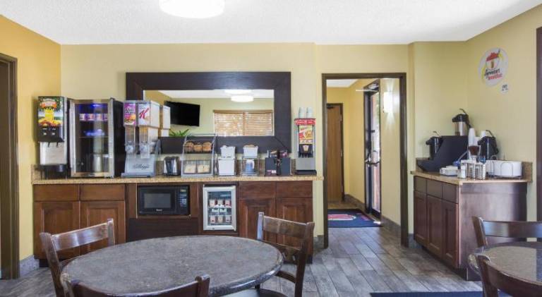 Super 8 By Wyndham Nampa — photo 3