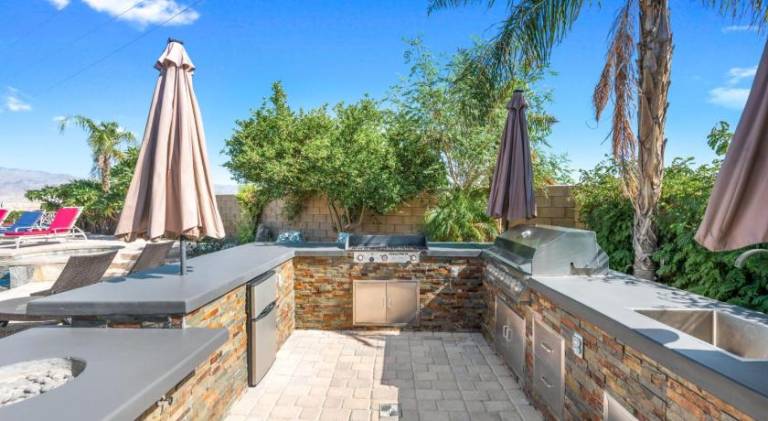 House with pool & hot tub — photo 5