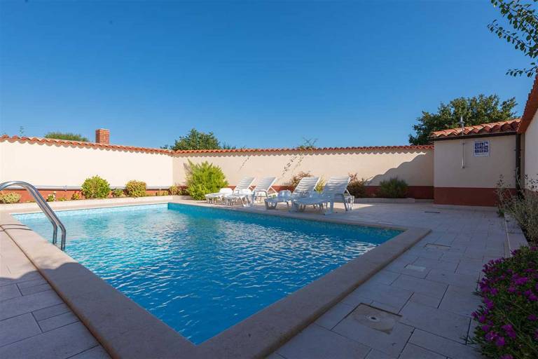 Child-friendly pleasant house with barbecue, garden & private pool | Pool view | Perfect for remote work | Pets allowed — photo 4