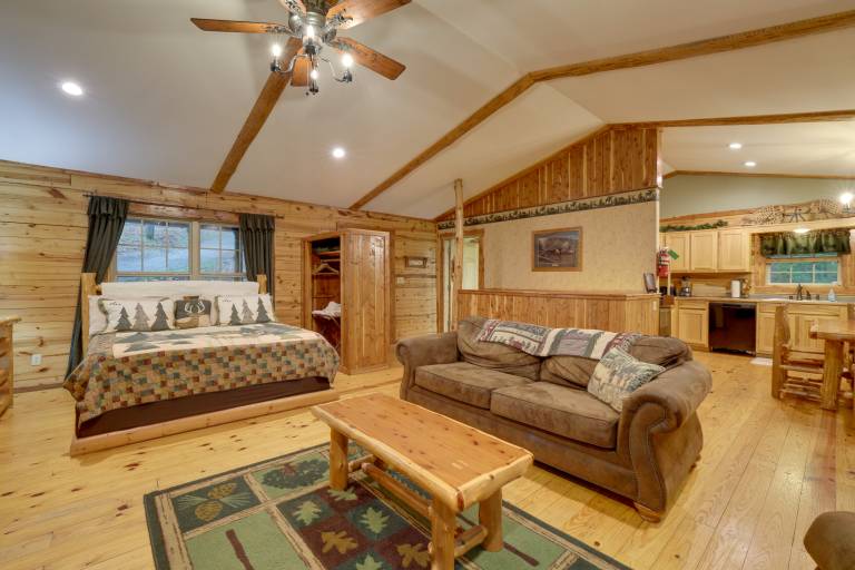 4 Mi to Beaver Lake: Peaceful Log Cabin w/ Deck! — photo 5
