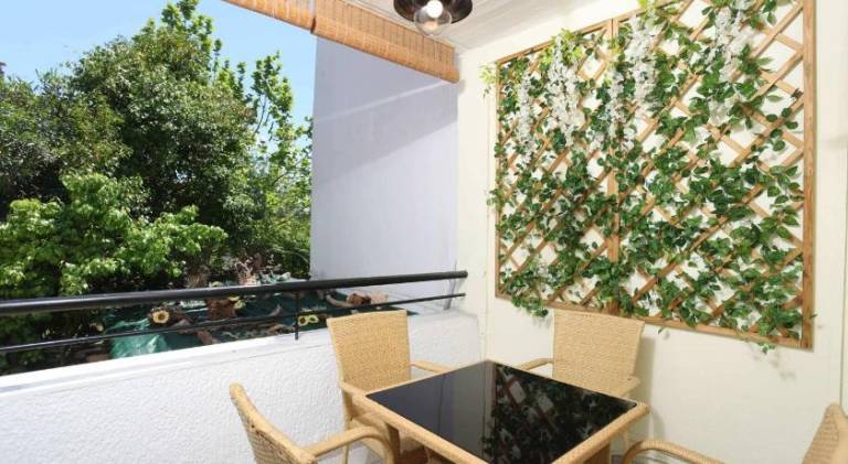 Holiday apartment with yard & patio — photo 5