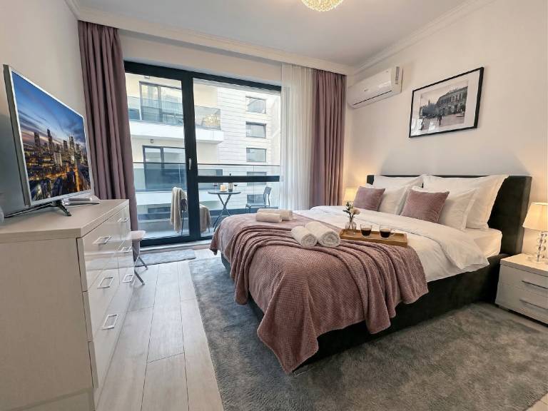 Apartment with terrace & hot tub | Next to Palace of the Parliament | Perfect for remote work | Pets are welcome in Bucharest