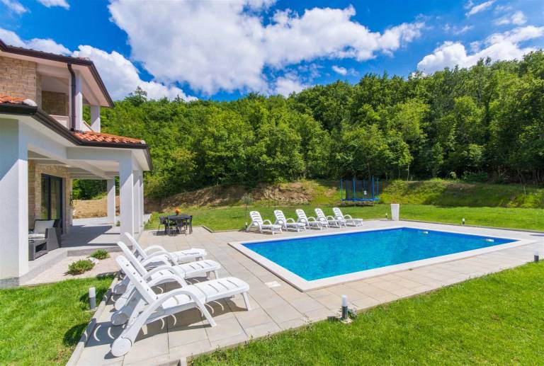 Family-friendly rental with BBQ, yard & pool | Pool view | Pets are welcome — photo 3