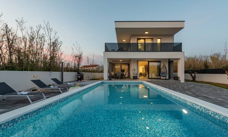 Family-oriented villa with terrace, barbeque & pool | Pets allowed in Zadar