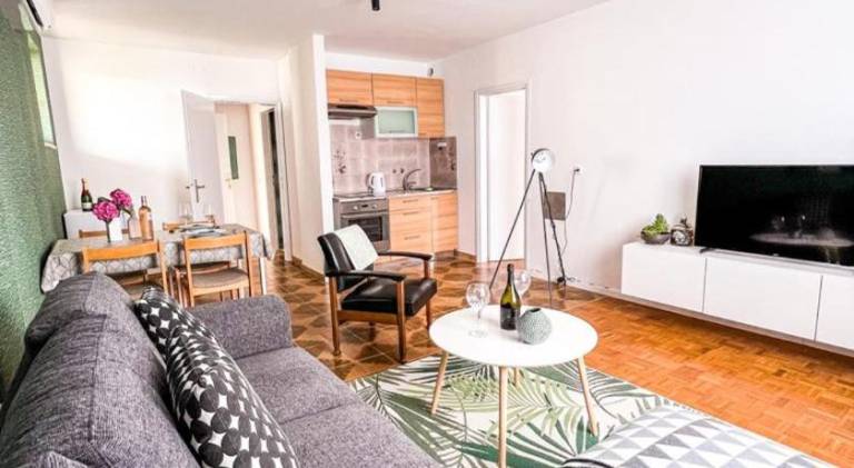 Rental apartment with terrace & yard in Novigrad
