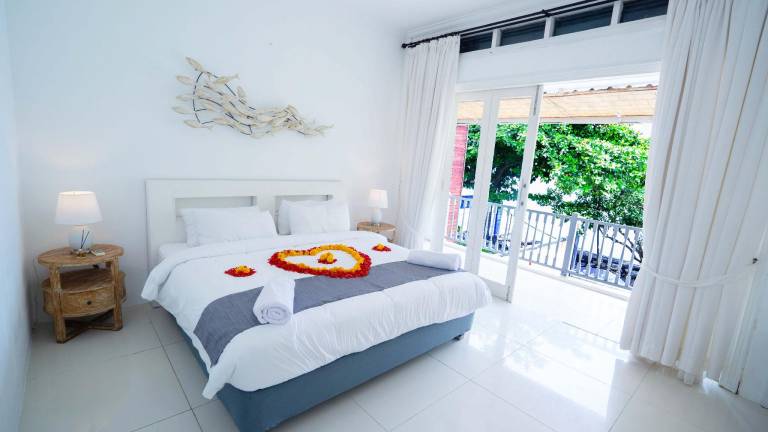 Sunrise Beach Villa, Seaview. Gate too beachfront. — photo 2