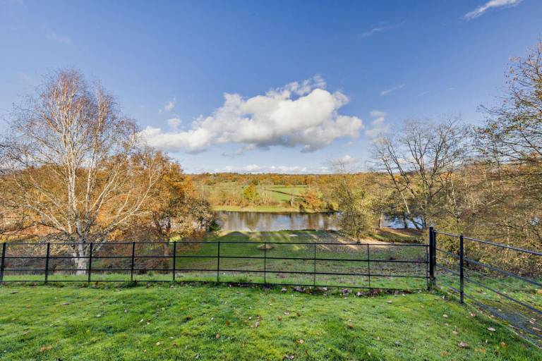 Cottage with grill & yard | Water view in Builth Wells