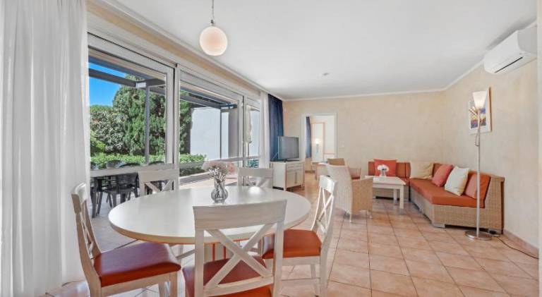 Serviced apartment with patio, sauna & pool — photo 3