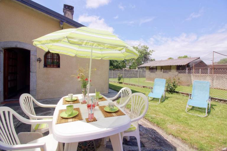 Gite with terrace, BBQ & yard — photo 2
