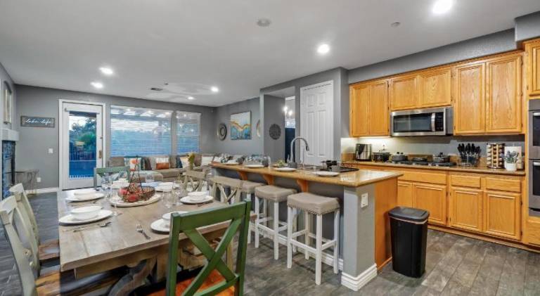 Entire Private Home with 5 Bedrooms 4 Bathrooms 3000 Sq ft Villa, Pool, Hot Tub, Nature, Garage, Win — photo 4