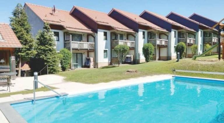 Apartment with BBQ, pool & yard in Thale