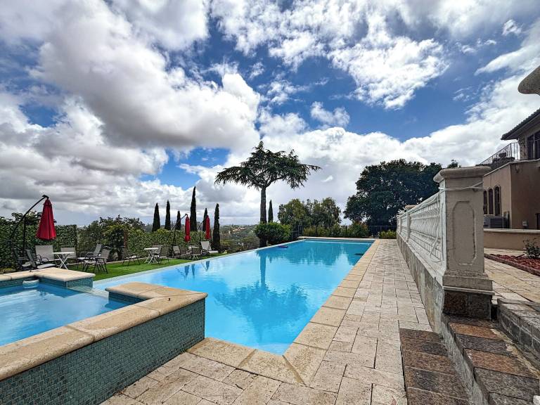 Villa  Los Altos