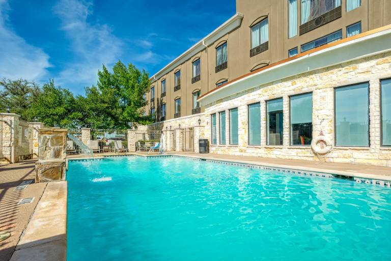 Holiday Inn Express and Suites Beeville By IHG — photo 2