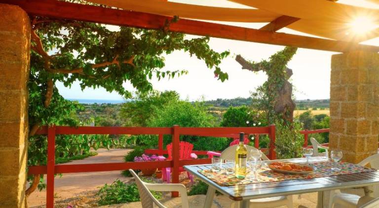 Apartment with patio, yard & grill in Salve
