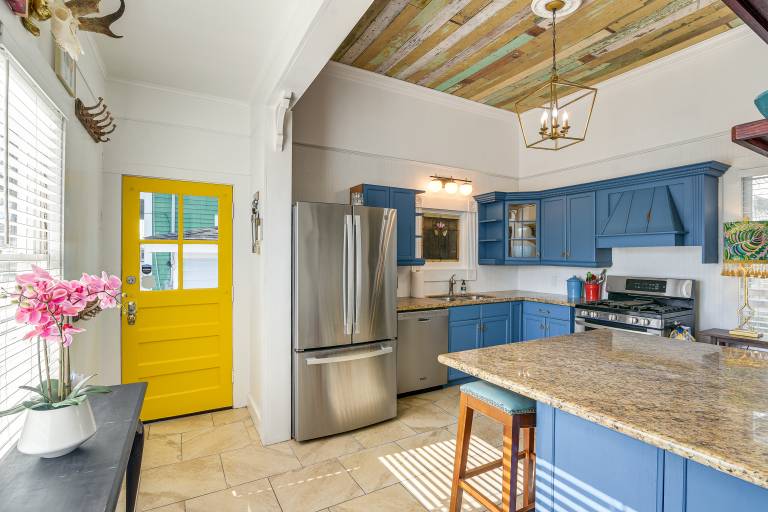 1/2 Mi to Beach! Historic Family Home in Galveston — photo 3