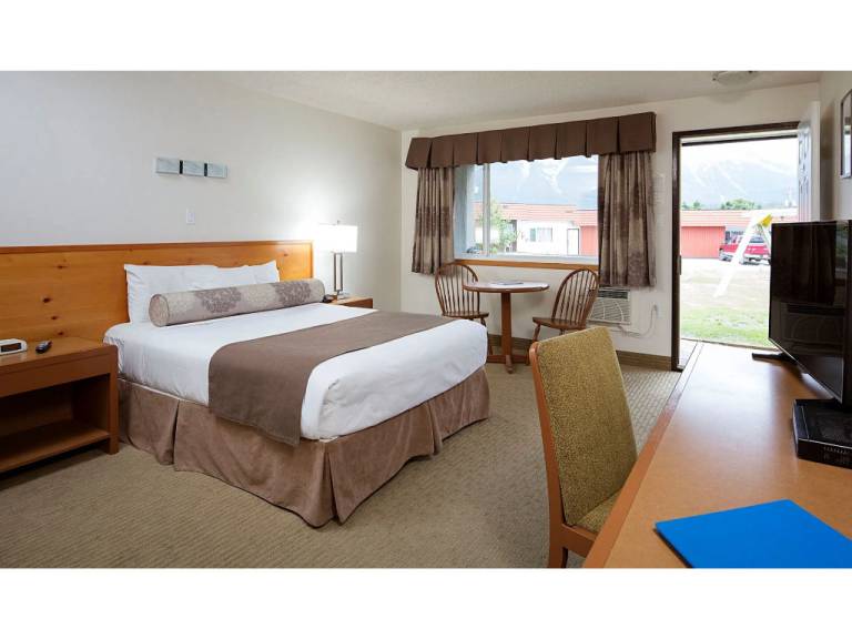 Hotel Room 1 Queen