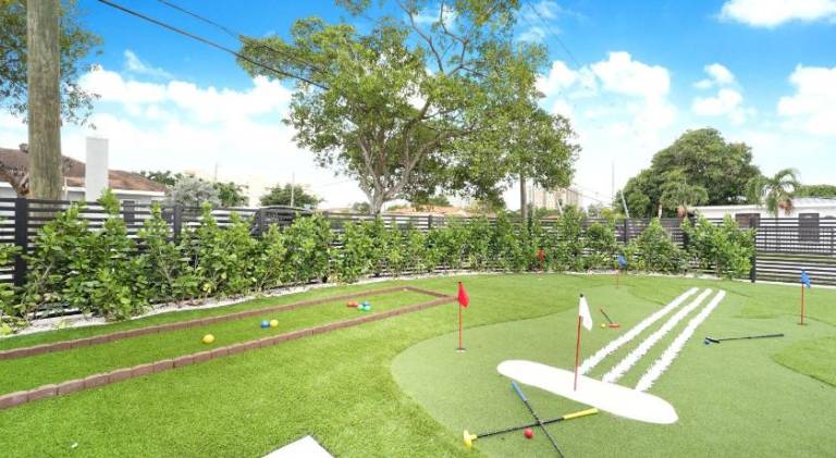 The Rock & Rhythm Villa Miami Downtown - Playground, Mini Golf, BBQ, Garden Relaxation in Miami, FL