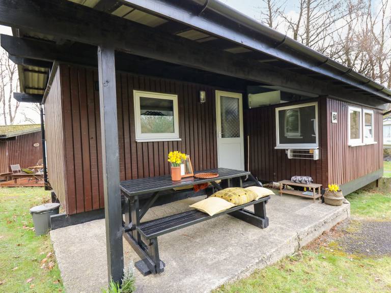 Family-oriented cottage with garden, BBQ & pool | Dogs allowed in Carmarthen