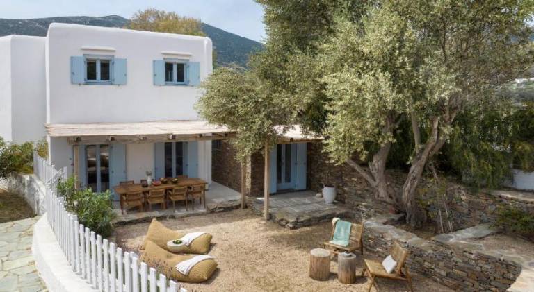 House with yard & patio in Sifnos