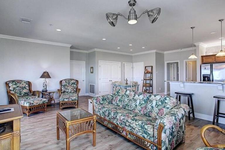 Condo with pool & garden — photo 4
