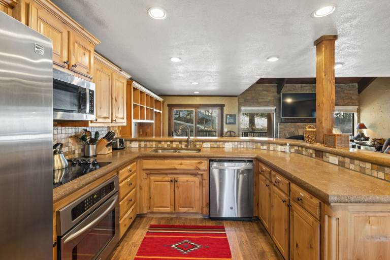 Family-oriented spacious condo with private pool & hot tub | Mountain view | Ski nearby | Dogs allowed — photo 5