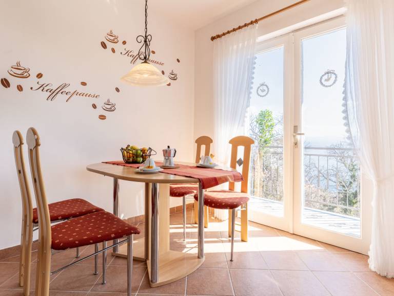 Apartment with patio, yard & BBQ | Sea view — photo 3